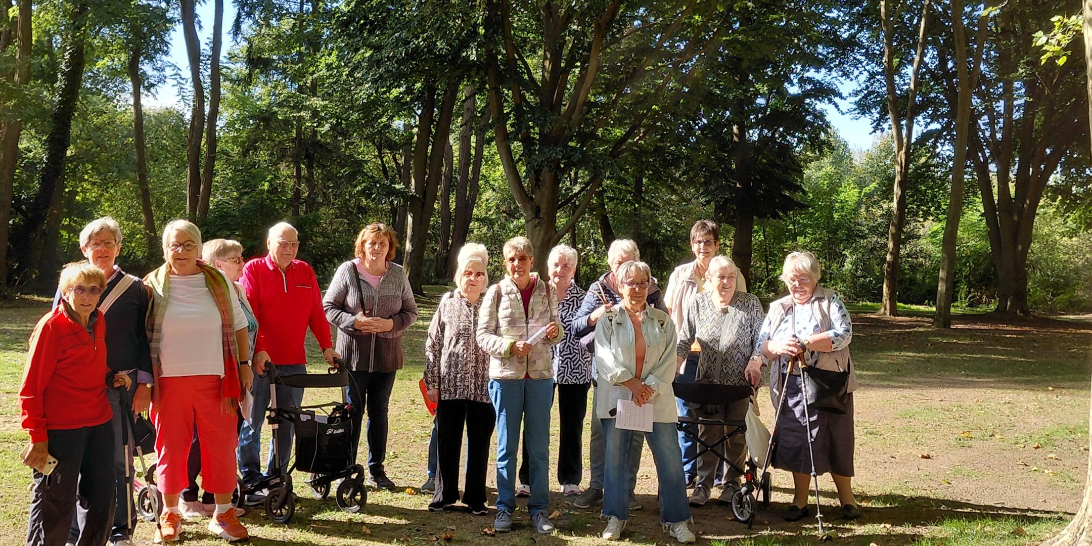 Gruppenfoto (c) Petra Lüscher Gruppenfoto der Frauen bei der Meditativen Wanderung
