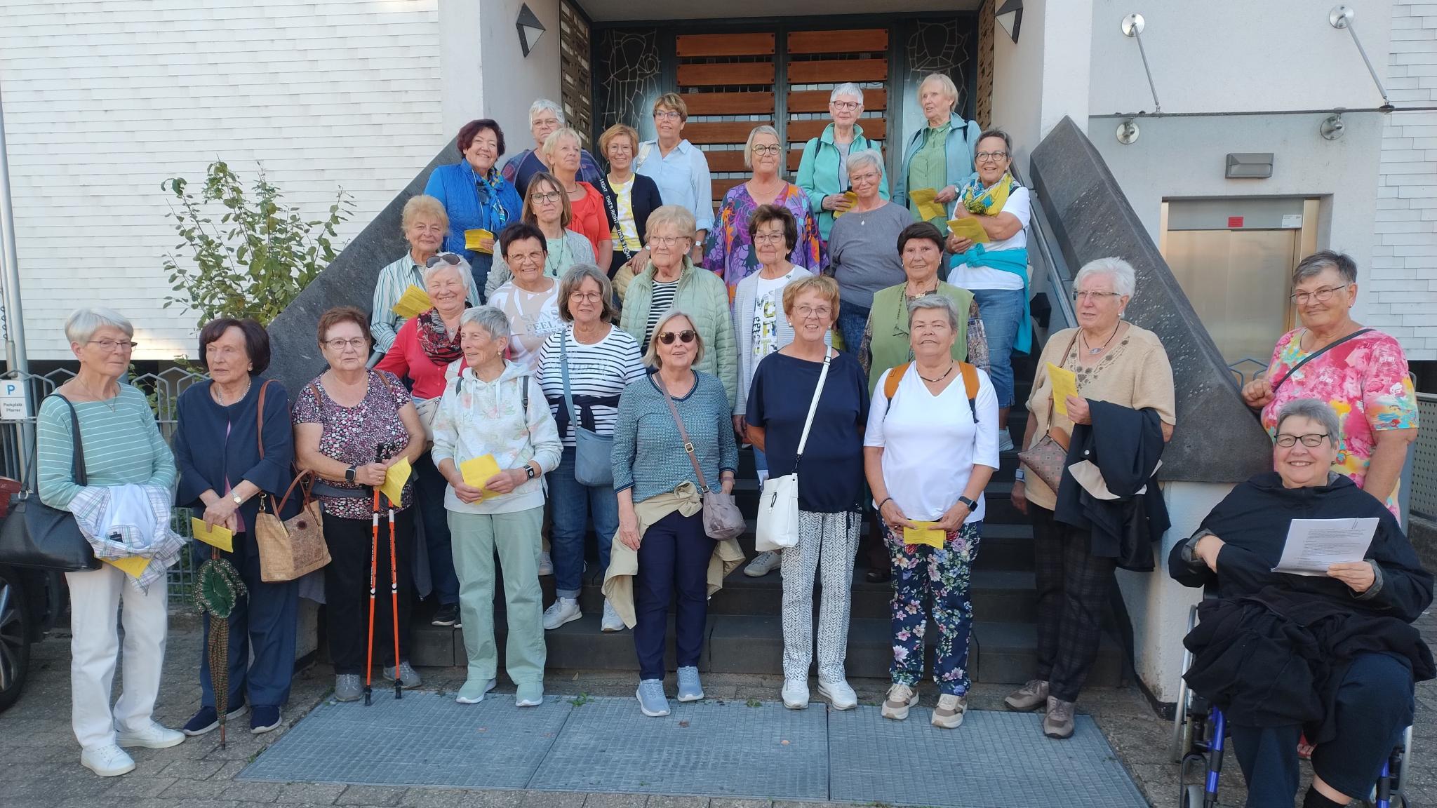 Gruppenfoto der Frauen bei der Meditativen Wanderung
