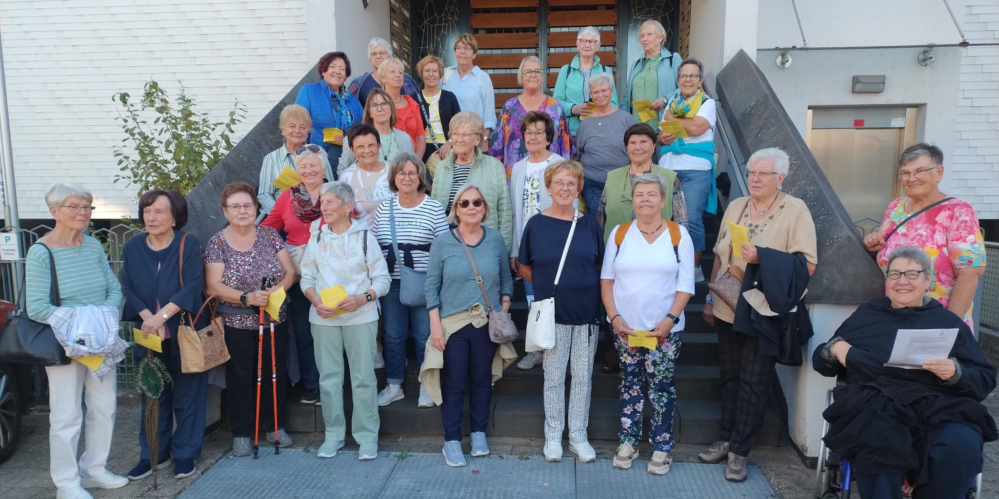 Gruppenfoto der Frauen bei der Meditativen Wanderung