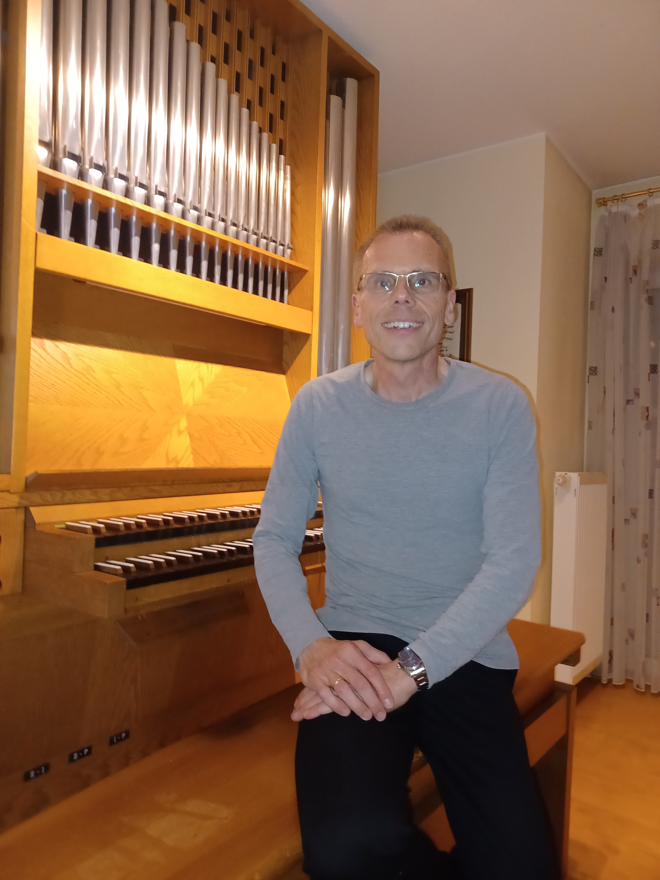 Markus-Joh. Lamprecht an der Hausorgel