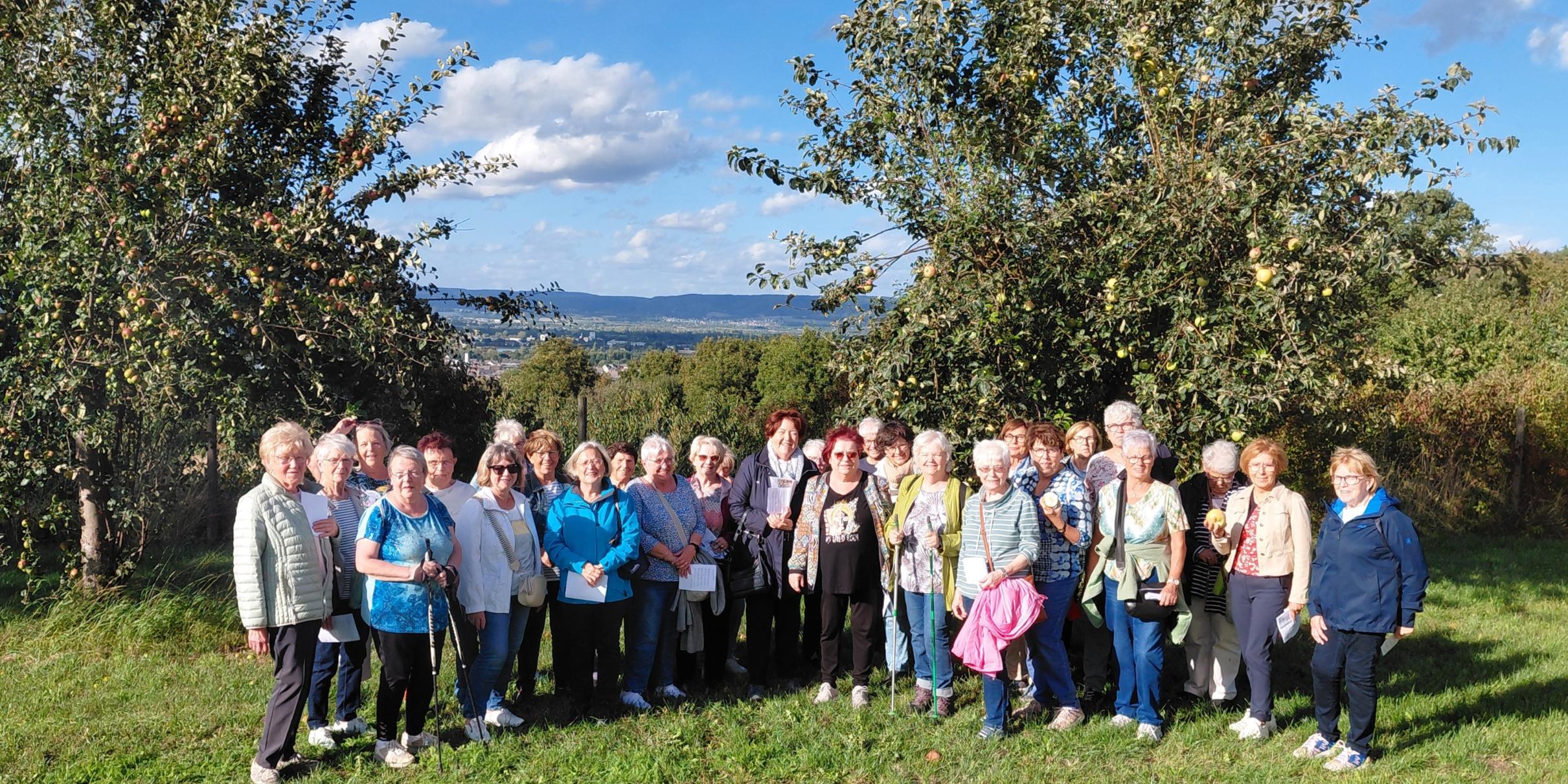 Gruppenfoto der Frauen bei der Meditativen Wanderung