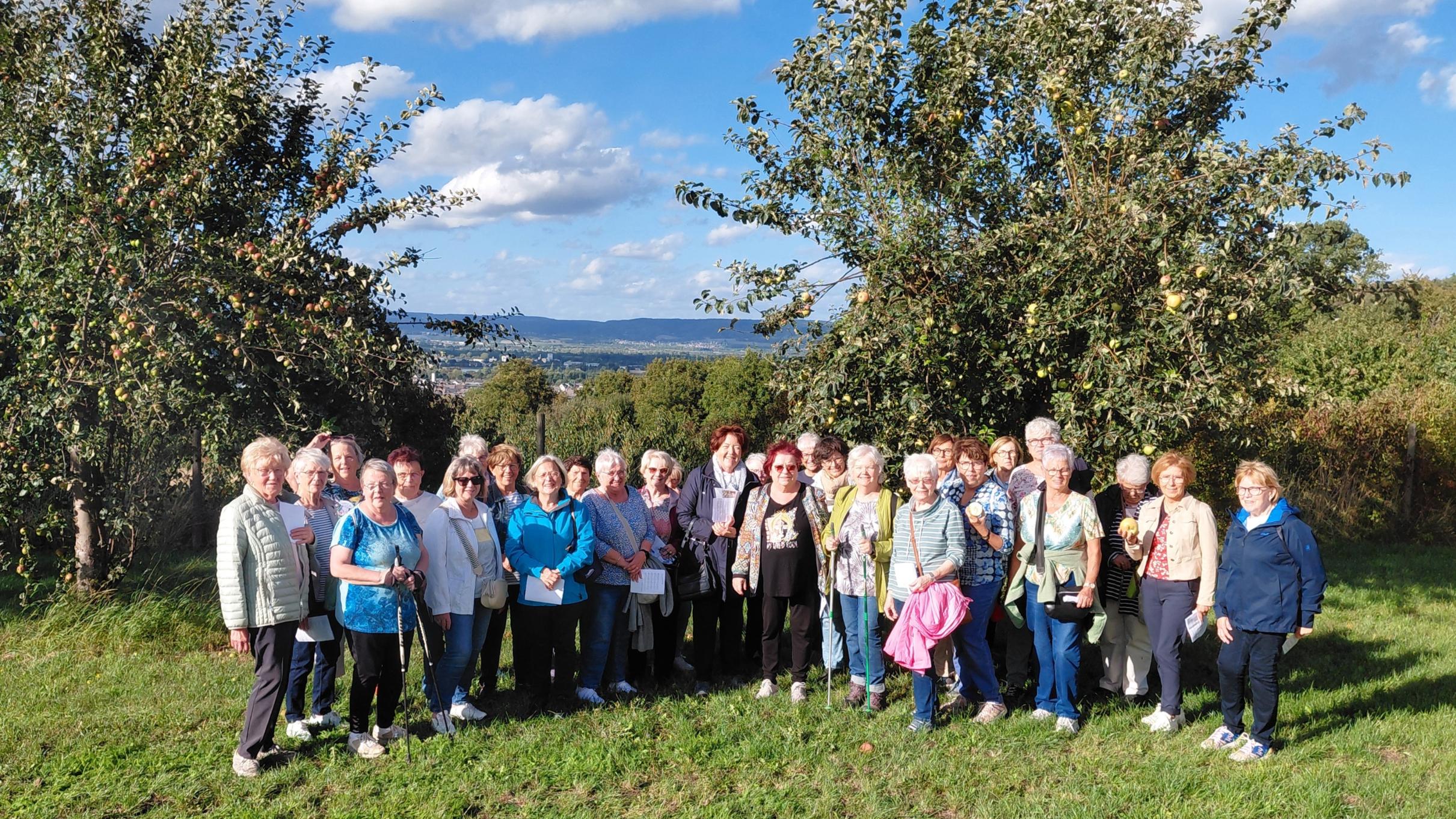 Gruppenfoto der Frauen bei der Meditativen Wanderung