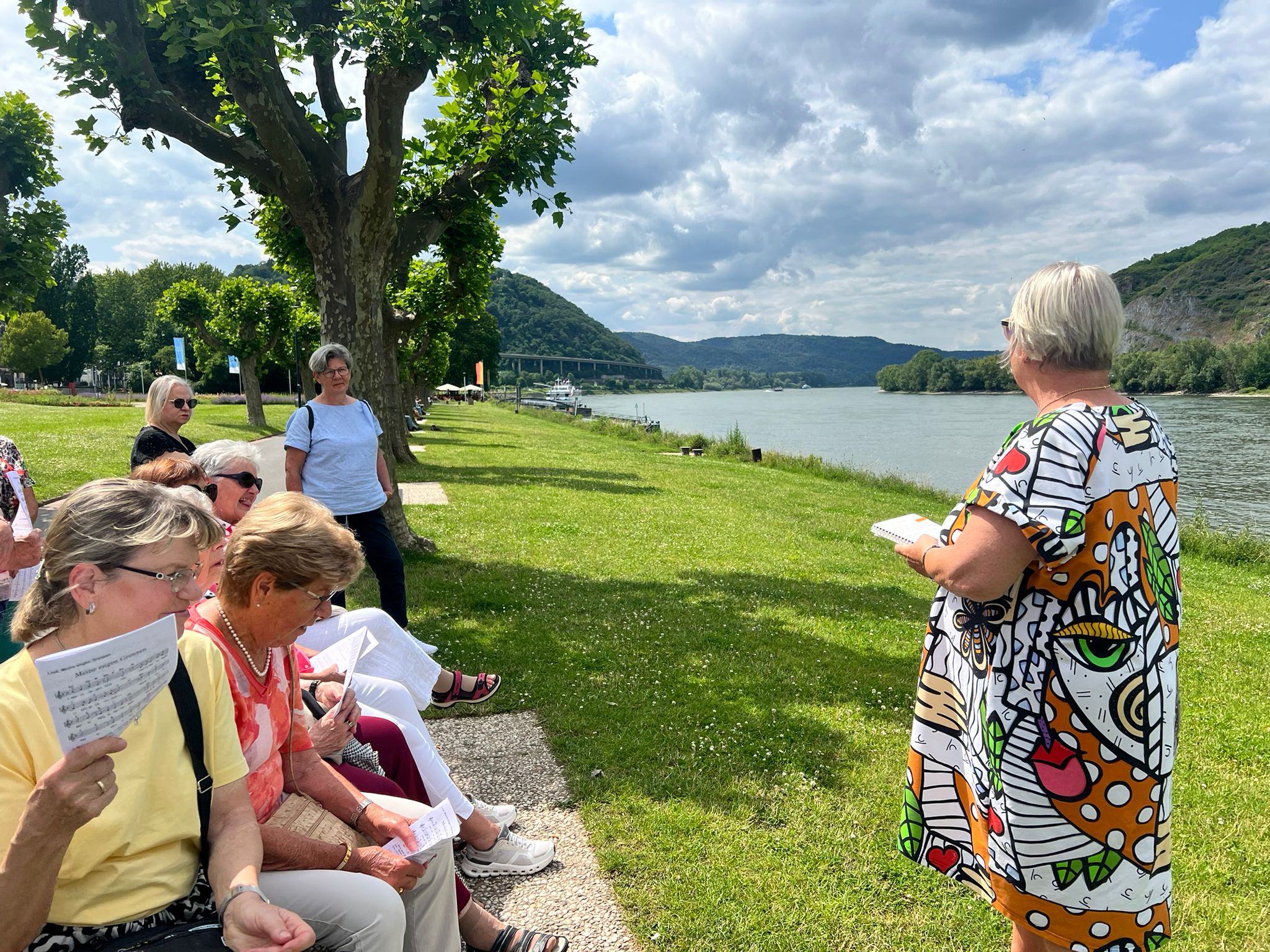 Frauen beten am Rheinufer (c) Elke Fuhrmann Frauen beten am Rheinufer