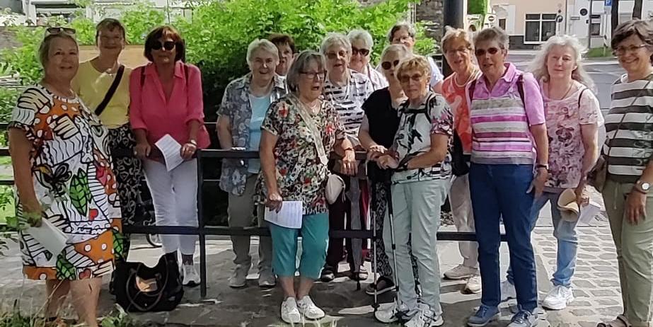 Frauen am Wegrand während der Meditativen Wanderung (c) Elke Fuhrmann Frauen am Wegrand während der Meditativen Wanderung