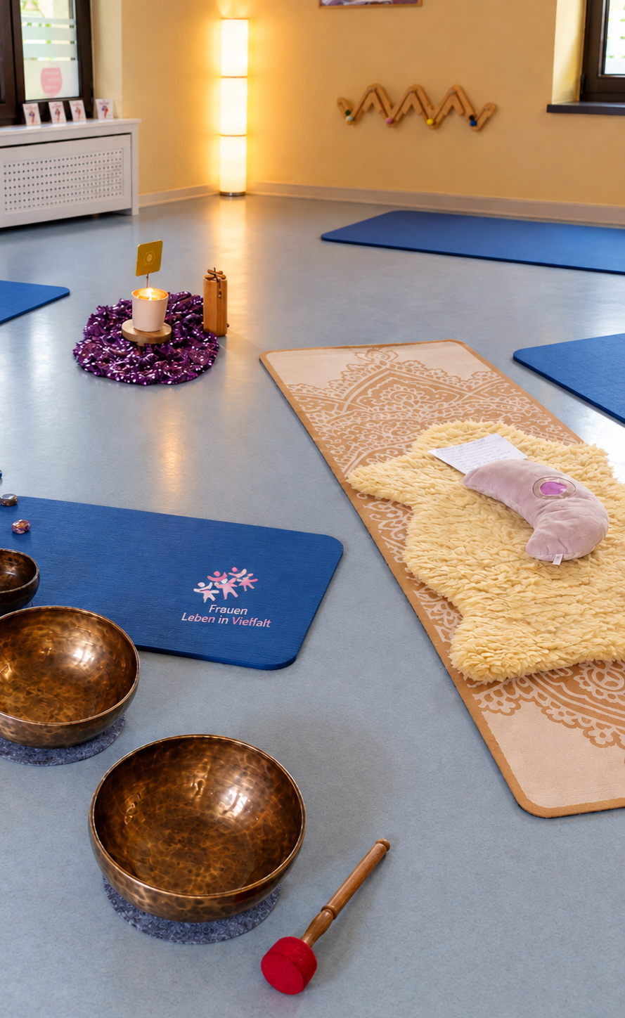 Bild_Yoga_Frauen_Leben_in_Vielfalt (c) Melanie Kammerer Raumgestaltung beim Yoga Frauen Leben in Vielfalt