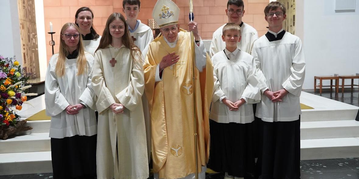 Messdiener mit Kardinal Koch