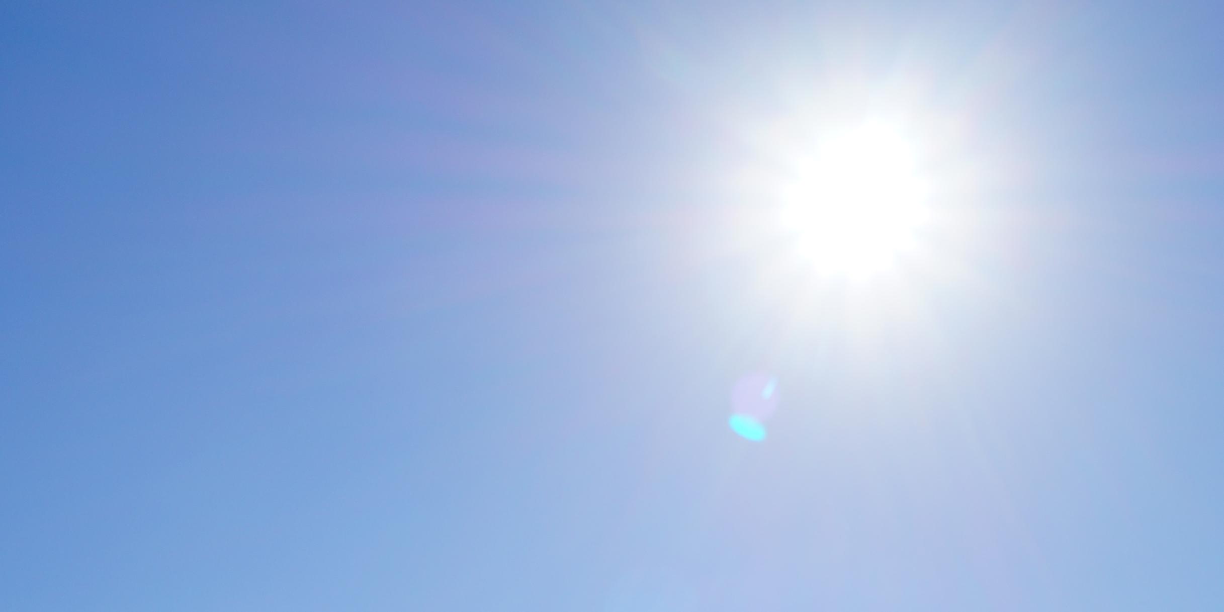 Man sieht strahlend blauer Himmel und die Sonne