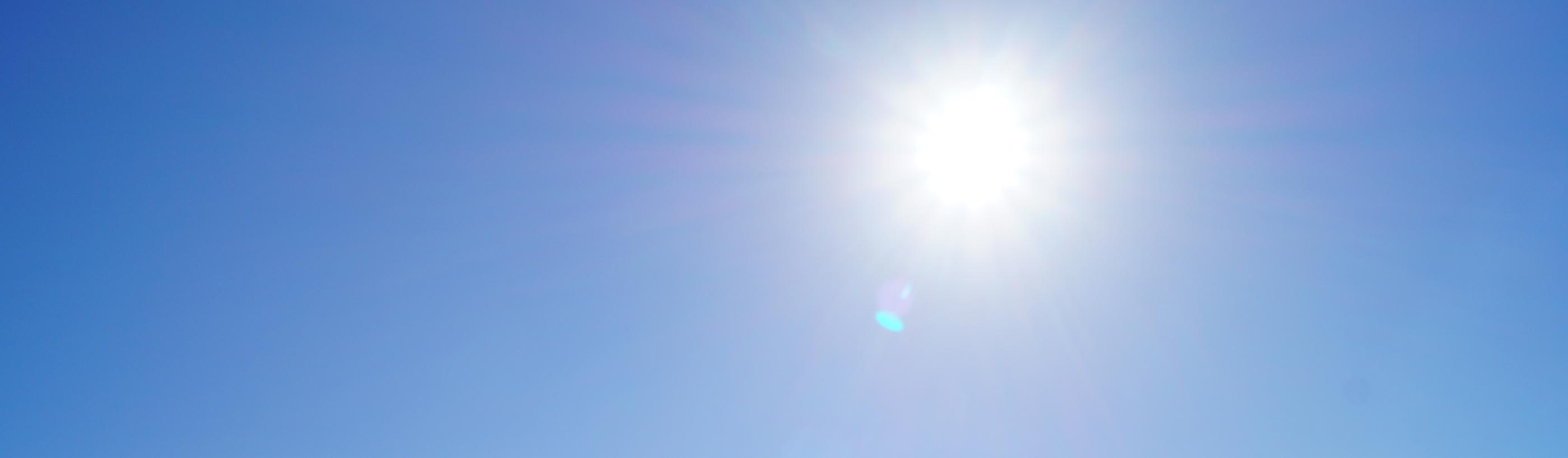 Man sieht strahlend blauer Himmel und die Sonne