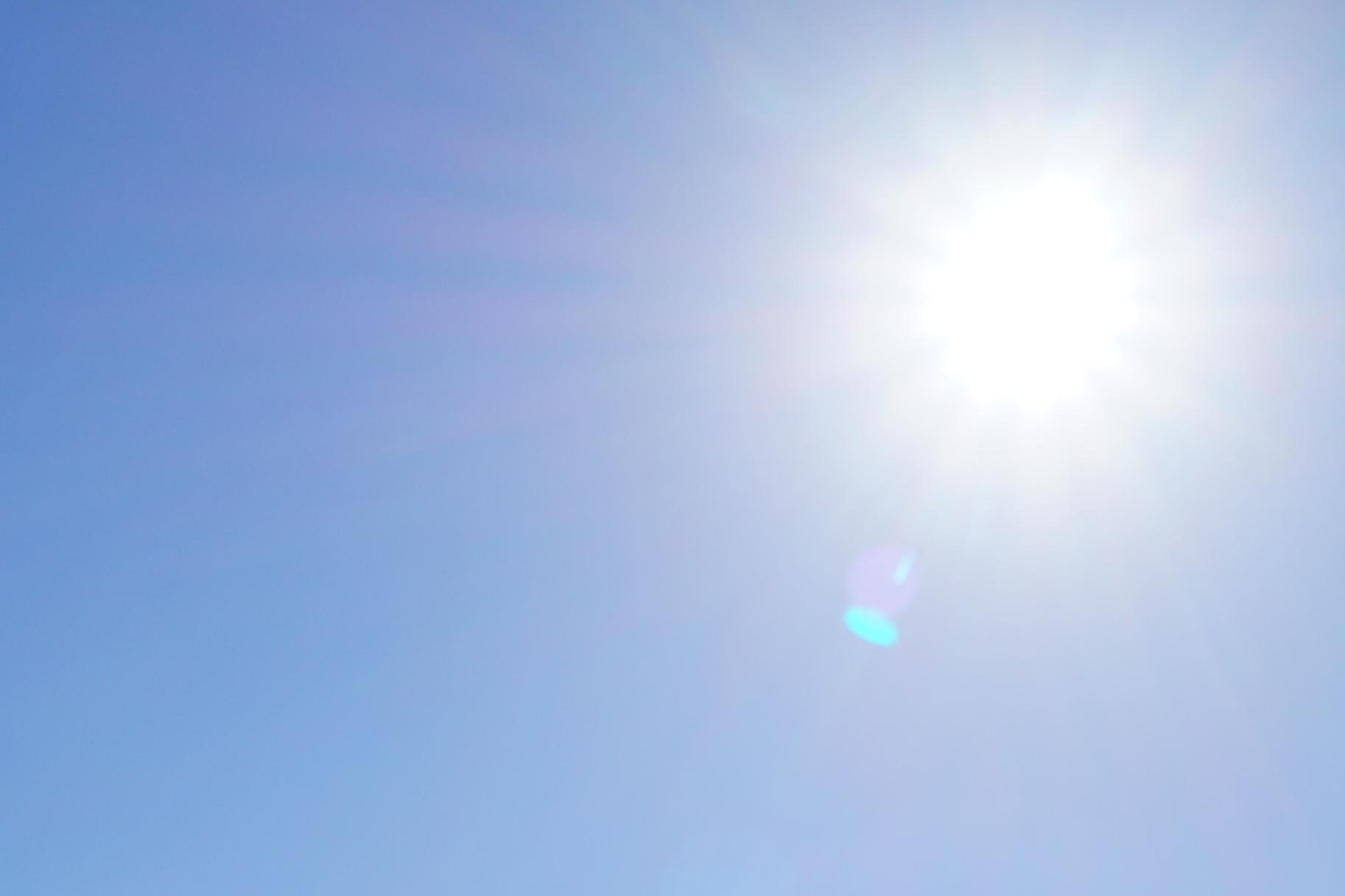 Man sieht strahlend blauer Himmel und die Sonne