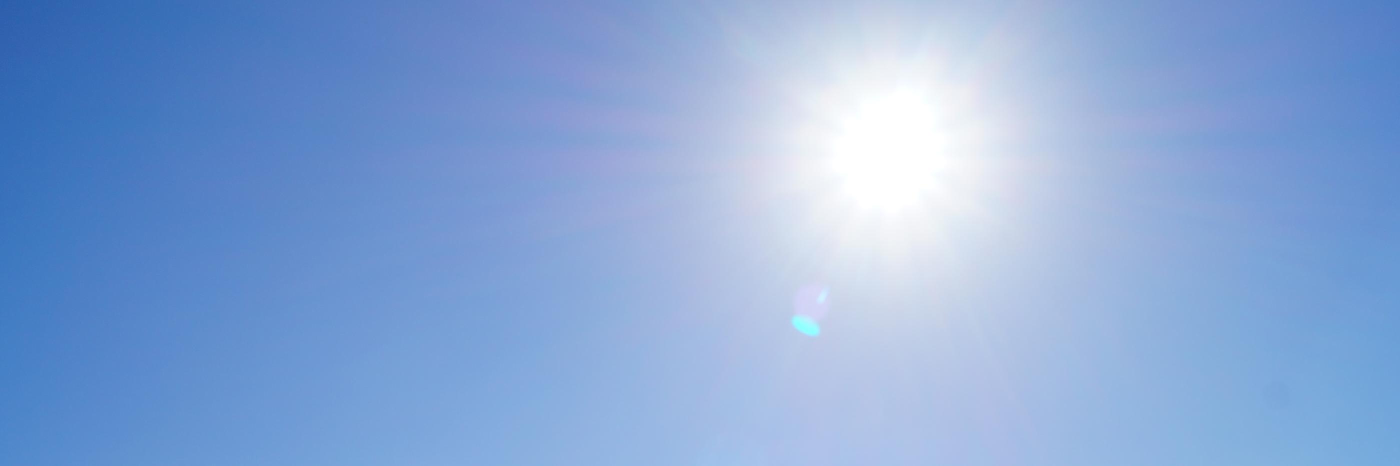 Man sieht strahlend blauer Himmel und die Sonne