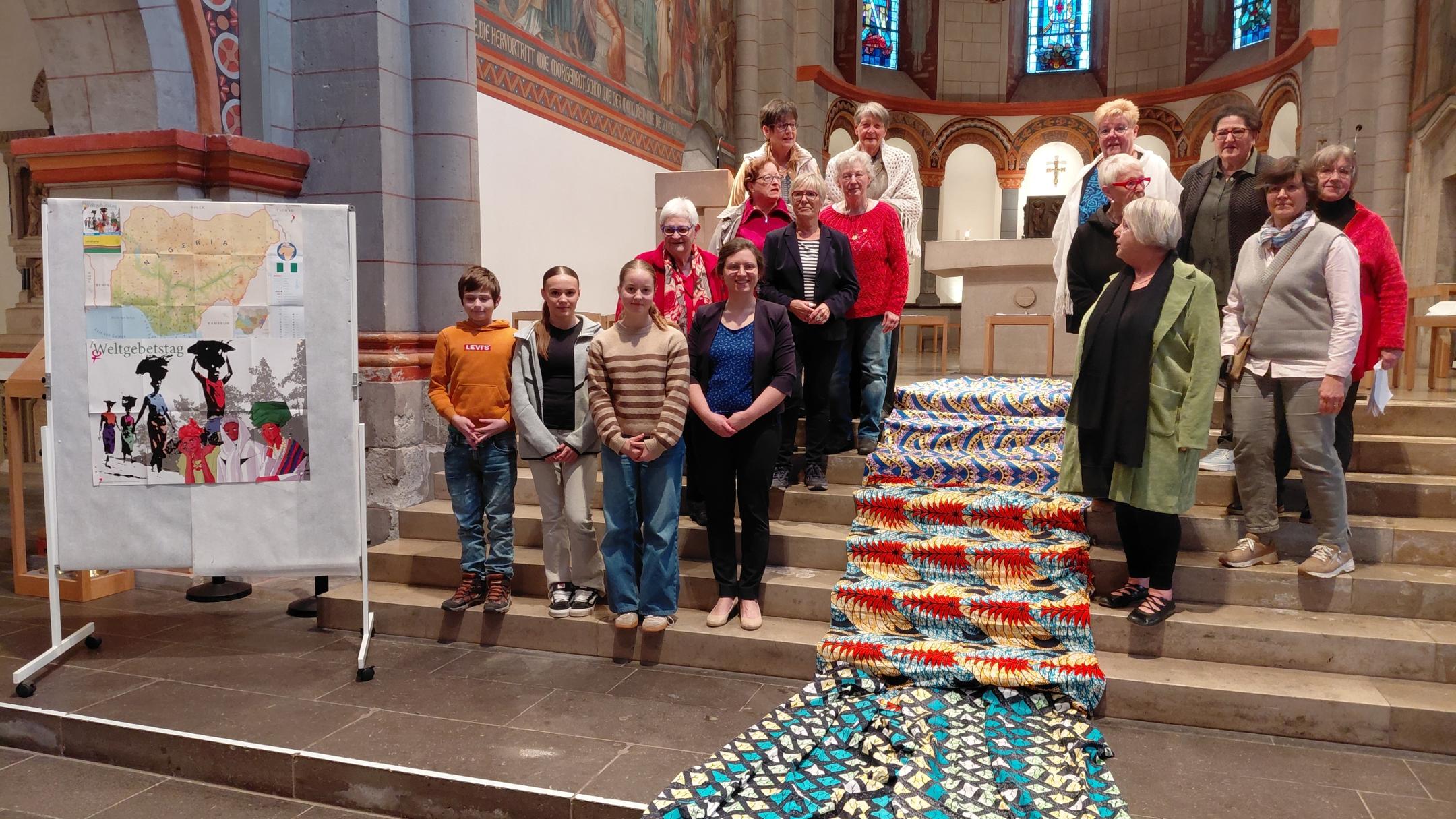 Teilnehmer stehen am Altar