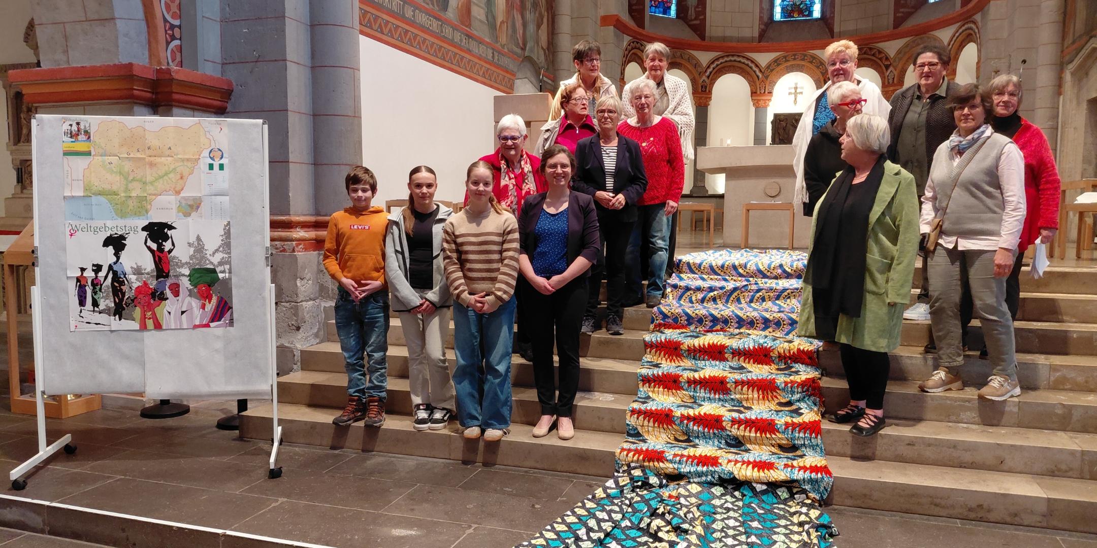 Teilnehmer stehen am Altar