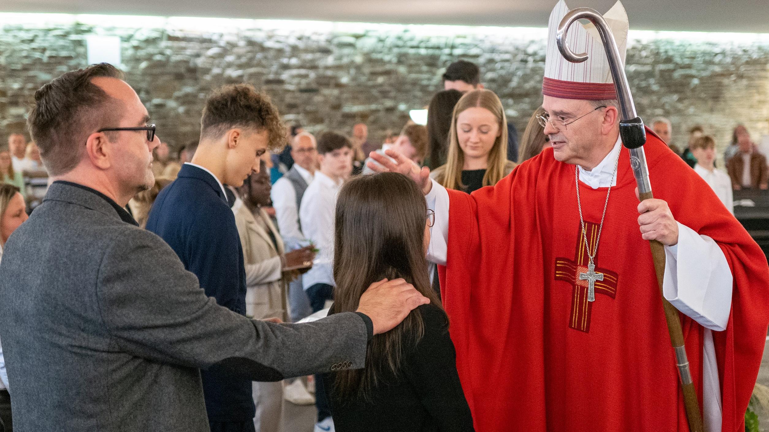 Ein besonderer Moment für die jungen Menschen: Die Salbung mit dem Chrisamöl.